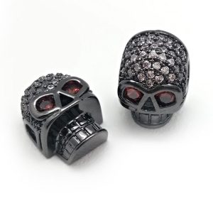 Kiárusítás! Koponya köztes fémgyöngy, cirkon kristályokkal. Fekete szín,fehér kristály. 