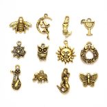 100db. Fém medál, fityegő. Antik arany szín.