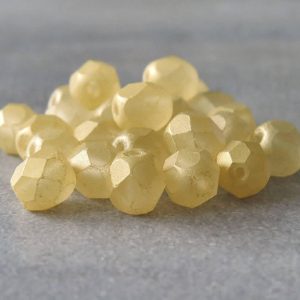 50db. csiszolt cseh üveggyöngy. Sárga.