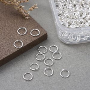 Nyitott szerelőkarika. 6x0.7mm. Ezüst szín. 400db 